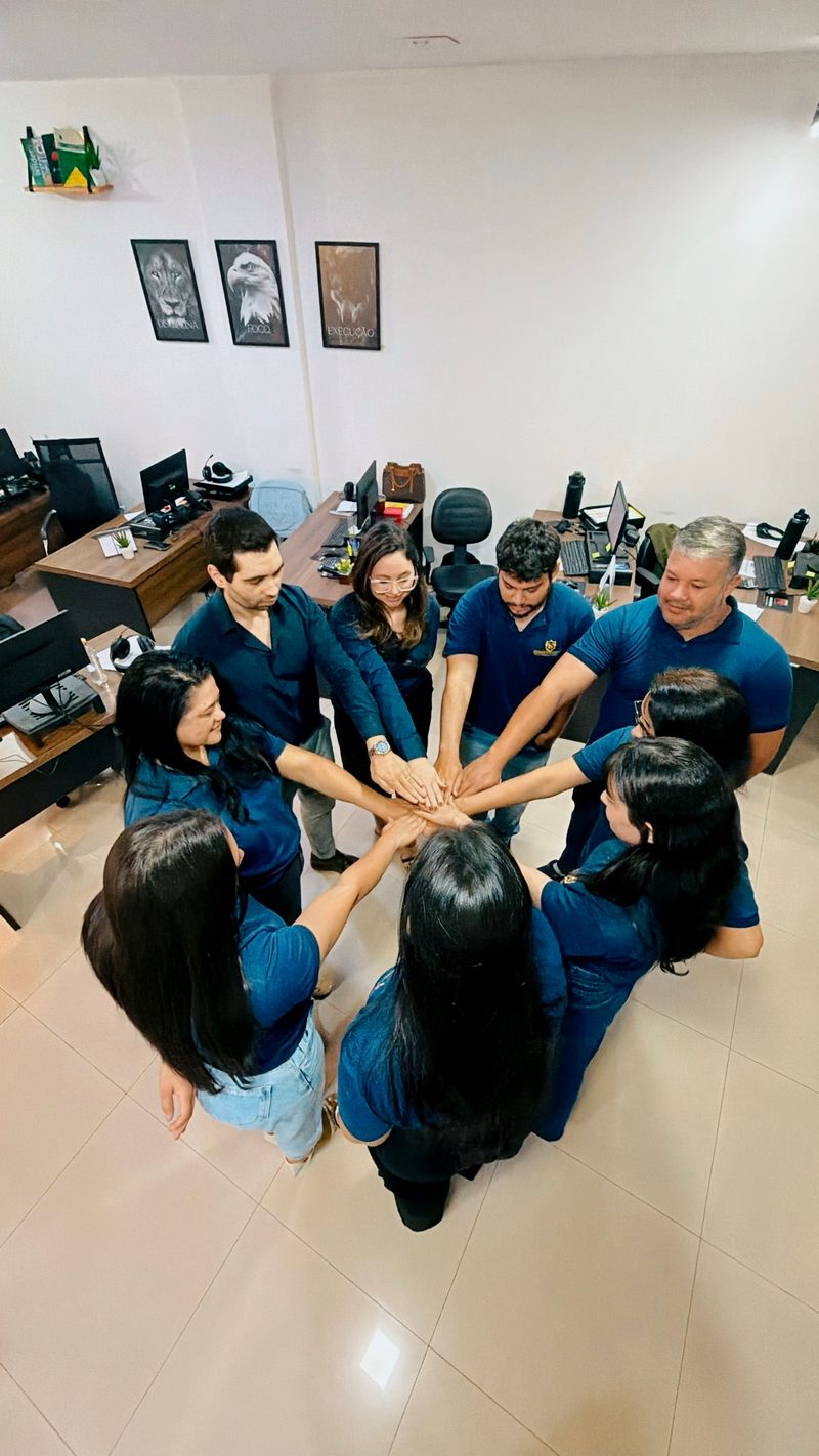 Equipe da Suprema Contabilidade com as mãos unidas, vista de cima