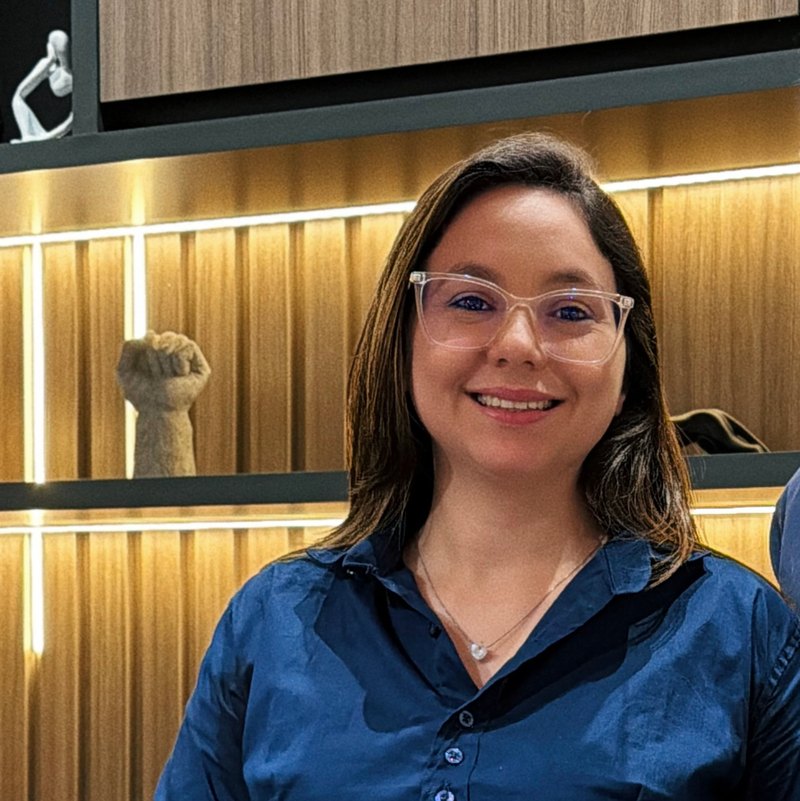 A proprietária da Suprema Contabilidade no escritório