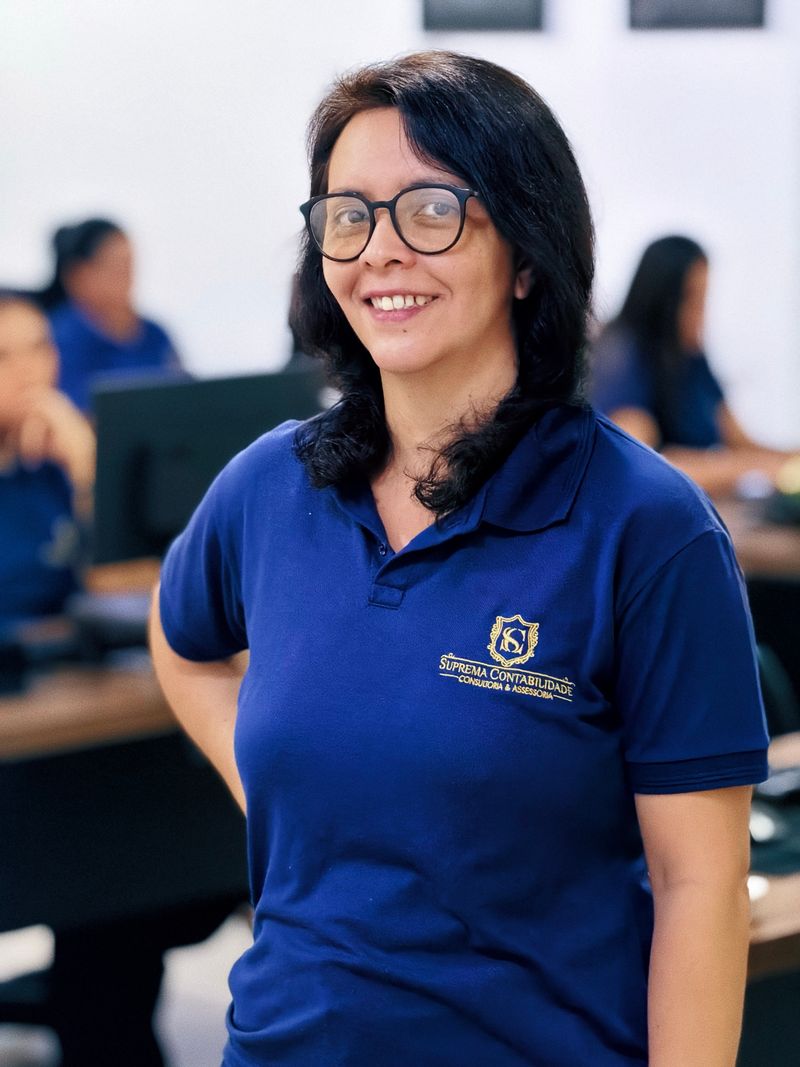Colaboradora sorridente da equipe da Suprema
