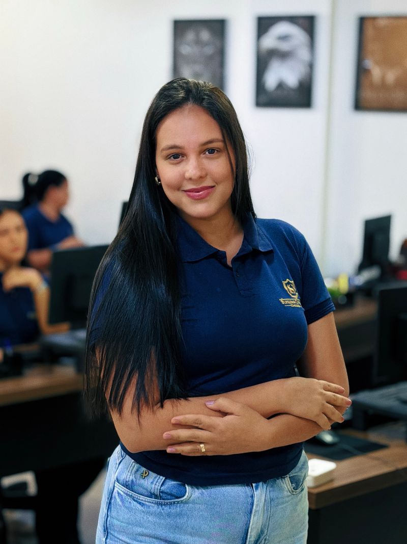 Colaboradora da equipe no salão de atendimento