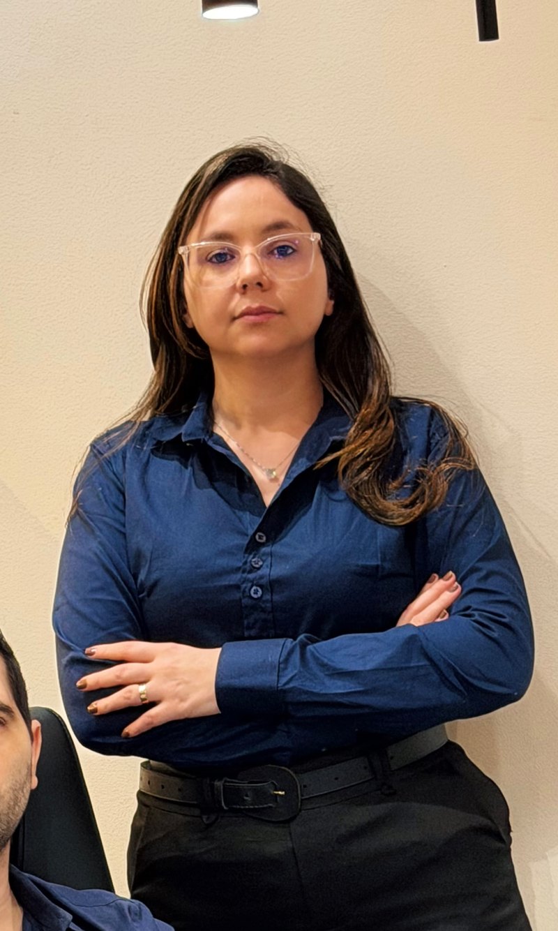 A proprietária da Suprema Contabilidade na sala de atendimento