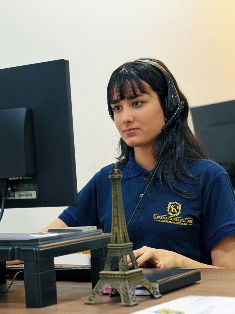 Atendimento da Suprema Contabilidade ao telefone