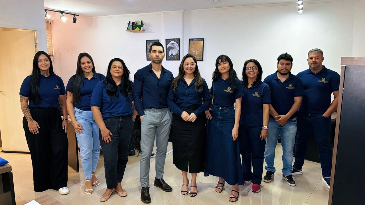Equipe da Suprema Contabilidade no salão do escritório
