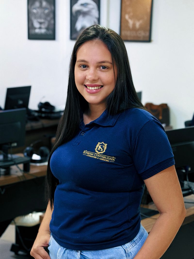 Colaboradora da equipe, com o uniforme da Suprema
