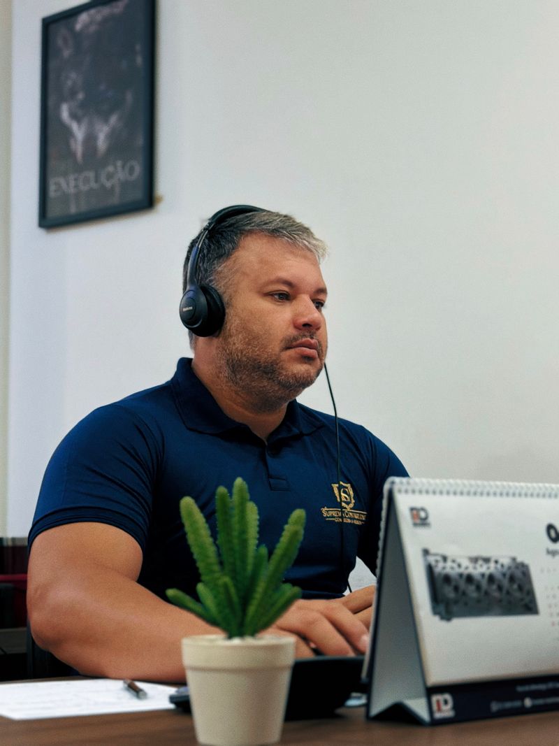 Atendimento na Suprema, com o quadro “Execução” ao fundo