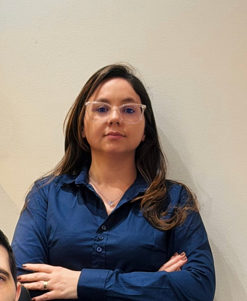 A proprietária da Suprema Contabilidade na sala de atendimento