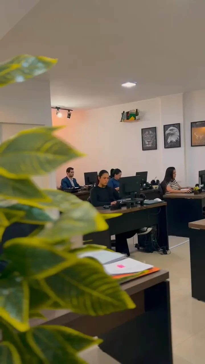 O escritório da Suprema Contabilidade em Anápolis: equipe trabalhando e atendimento a clientes